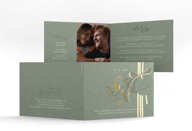 Hochzeitseinladung Greenletter A6 Klappkarte quer gruen gold mit Initialen in elegantem Goldrahmen mit Blättern