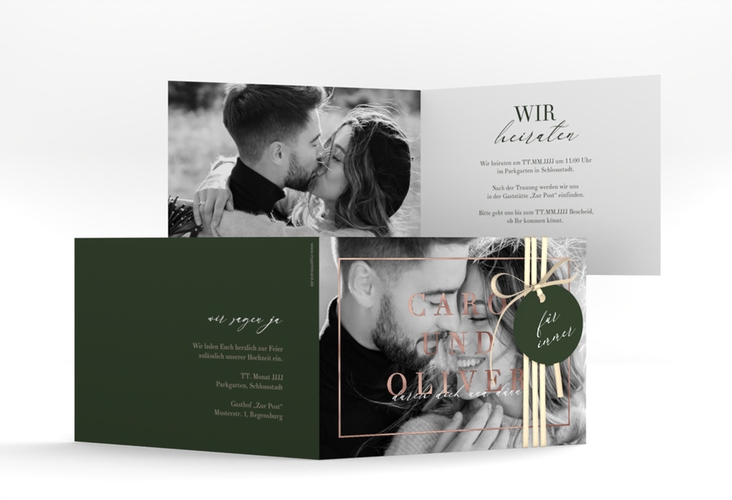 Hochzeitseinladung Moment A6 Klappkarte quer gruen rosegold mit Schwarzweiß-Foto des Brautpaars