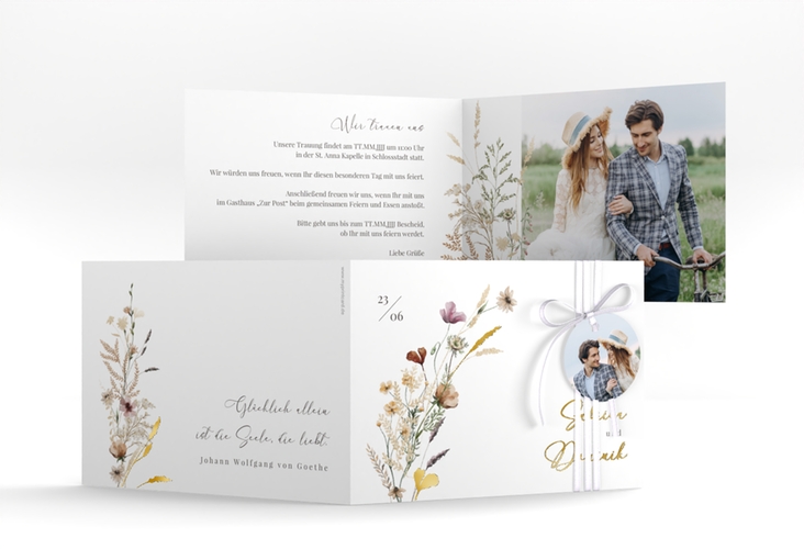 Hochzeitseinladung Sauvages A6 Klappkarte quer weiss gold mit getrockneten Wiesenblumen