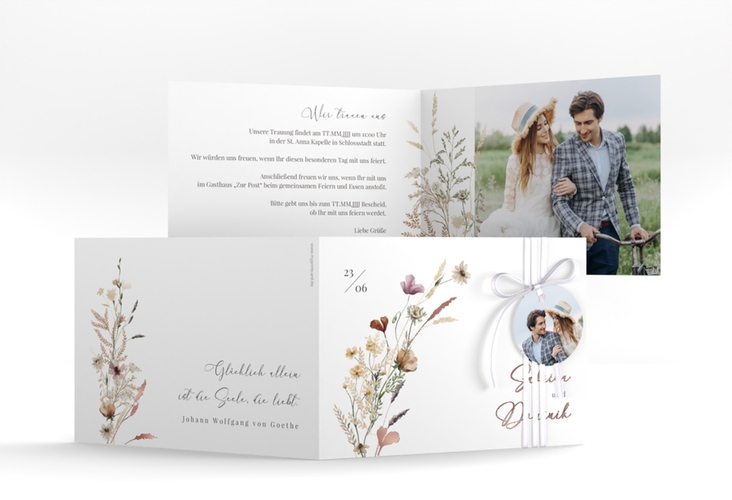 Hochzeitseinladung Sauvages A6 Klappkarte quer weiss rosegold mit getrockneten Wiesenblumen