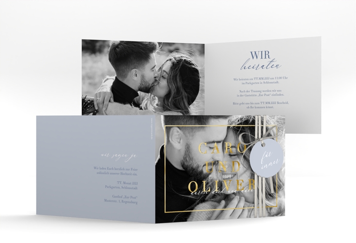 Hochzeitseinladung Moment A6 Klappkarte quer blau gold mit Schwarzweiß-Foto des Brautpaars