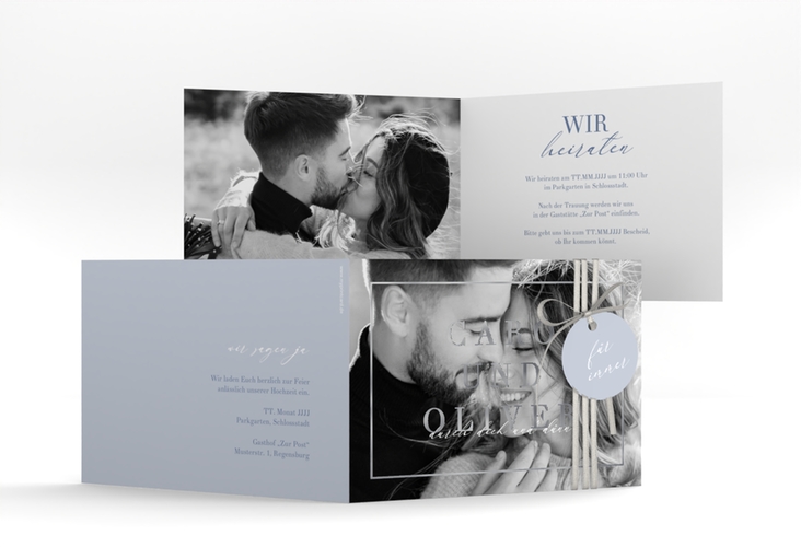 Hochzeitseinladung Moment A6 Klappkarte quer blau silber mit Schwarzweiß-Foto des Brautpaars
