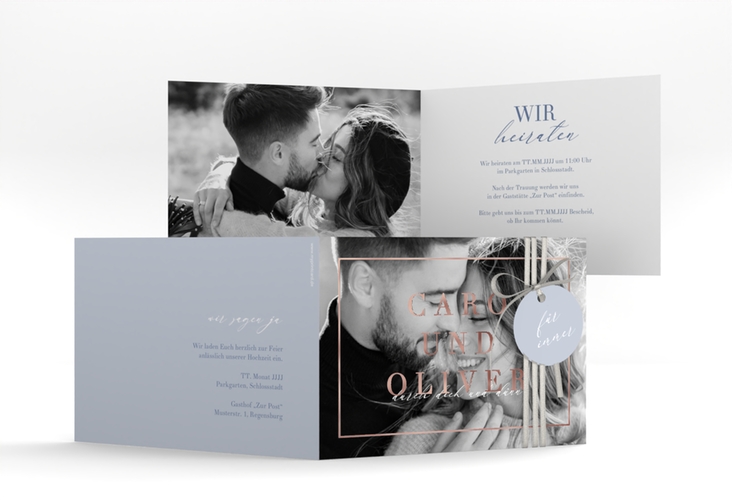 Hochzeitseinladung Moment A6 Klappkarte quer blau rosegold mit Schwarzweiß-Foto des Brautpaars