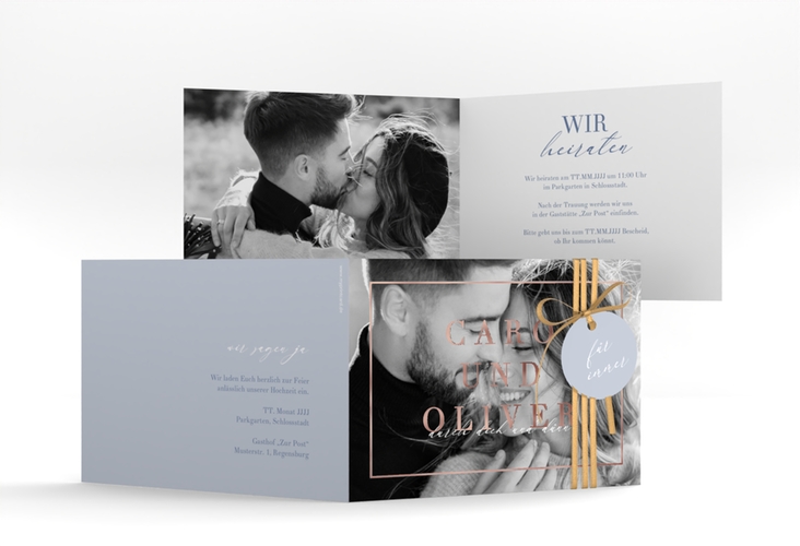 Hochzeitseinladung Moment A6 Klappkarte quer blau rosegold mit Schwarzweiß-Foto des Brautpaars