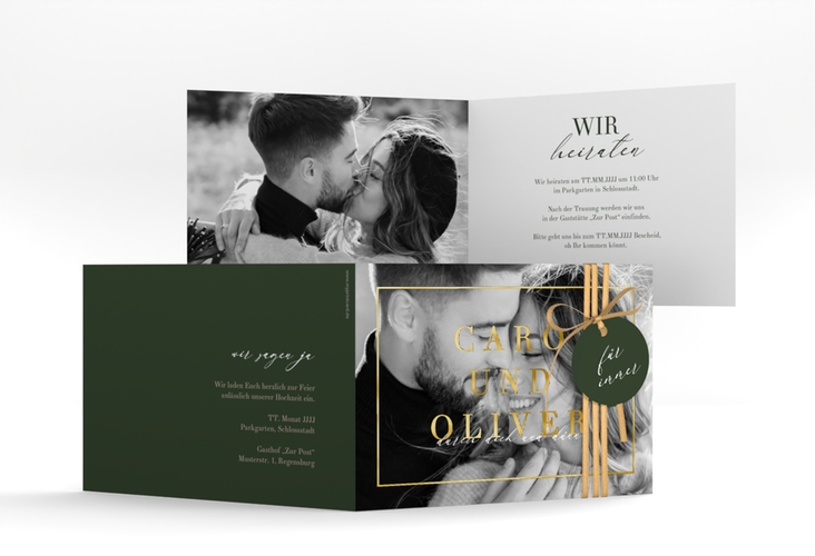 Hochzeitseinladung Moment A6 Klappkarte quer gruen gold mit Schwarzweiß-Foto des Brautpaars