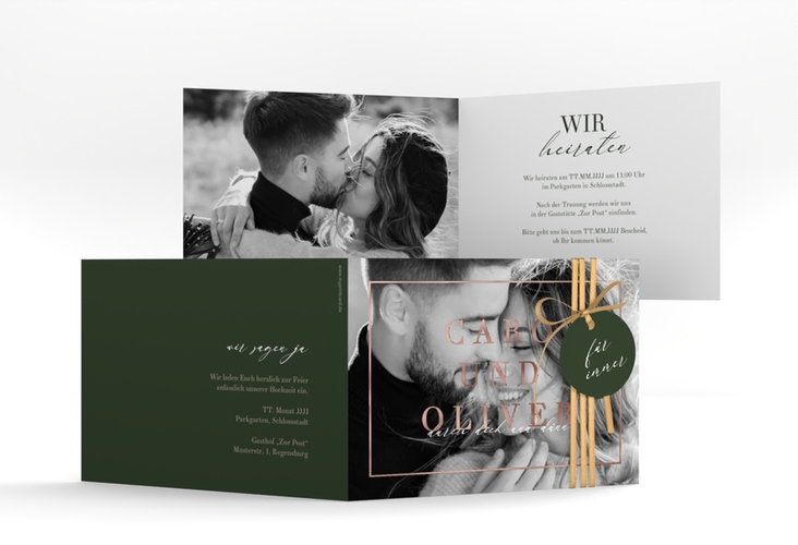 Hochzeitseinladung Moment A6 Klappkarte quer gruen rosegold mit Schwarzweiß-Foto des Brautpaars