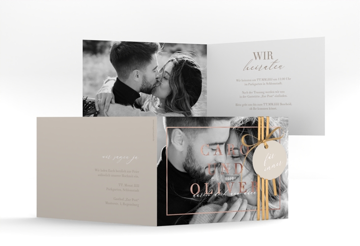 Hochzeitseinladung Moment A6 Klappkarte quer beige rosegold mit Schwarzweiß-Foto des Brautpaars