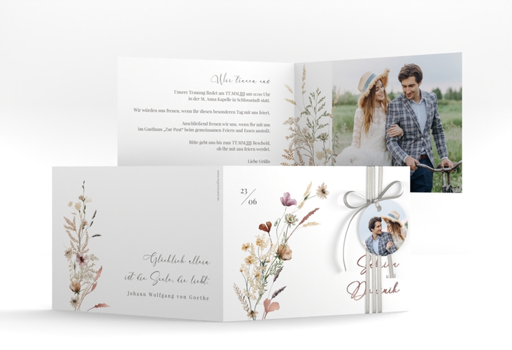 Hochzeitseinladung Sauvages A6 Klappkarte quer weiss rosegold mit getrockneten Wiesenblumen