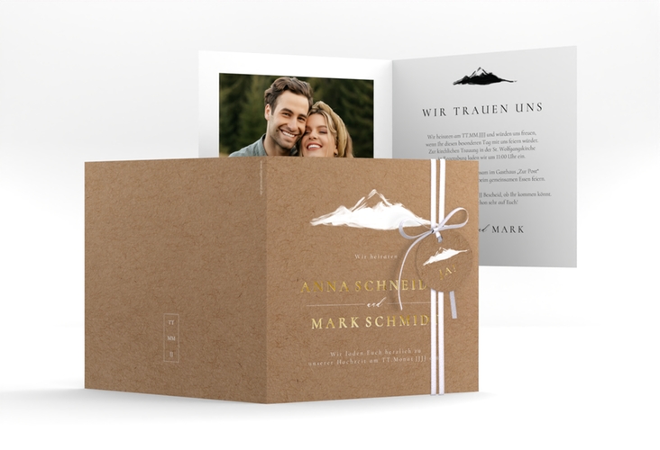 Hochzeitseinladung Berghochzeit quadr. Klappkarte gold mit Berg-Motiv