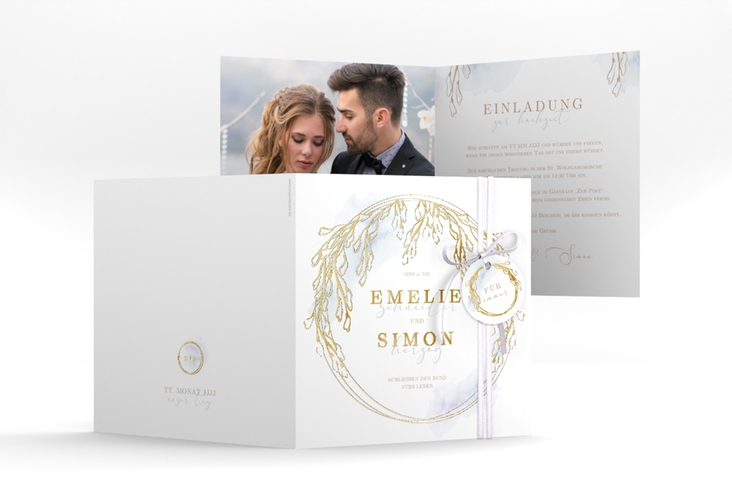 Hochzeitseinladung Wisteria quadr. Klappkarte gold mit Blumenbogen aus Blauregen