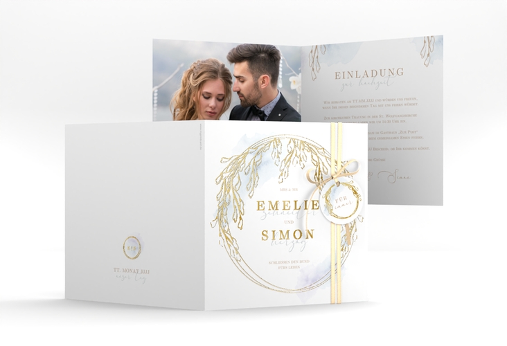 Hochzeitseinladung Wisteria quadr. Klappkarte gold mit Blumenbogen aus Blauregen