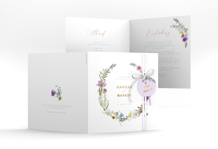 Hochzeitseinladung Blumengarten quadr. Klappkarte gold mit Blumenkranz und Hummel
