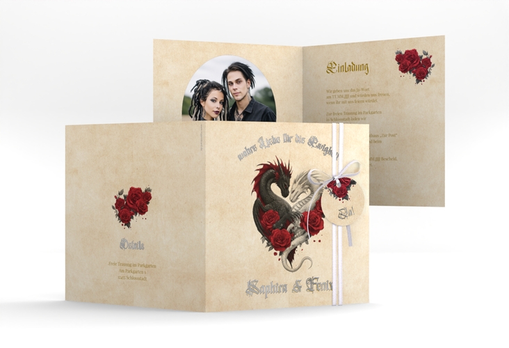 Hochzeitseinladung Drachenliebe quadr. Klappkarte silber mit schwarzem und weißem Drachen zu einem Herz verschlungen