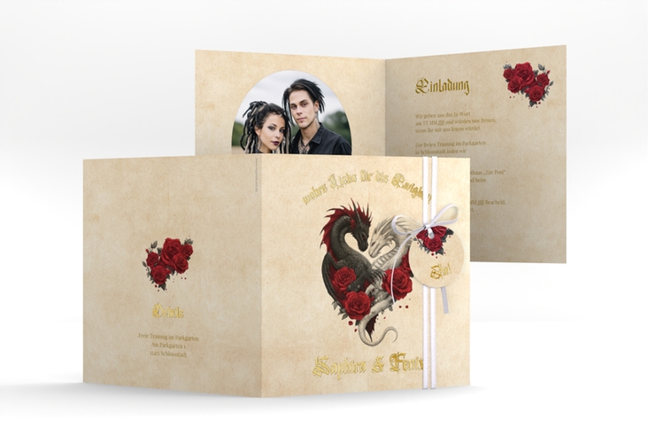 Hochzeitseinladung Drachenliebe quadr. Klappkarte gold mit schwarzem und weißem Drachen zu einem Herz verschlungen