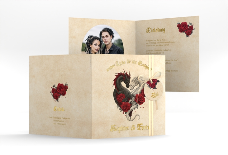 Hochzeitseinladung Drachenliebe quadr. Klappkarte gold mit schwarzem und weißem Drachen zu einem Herz verschlungen