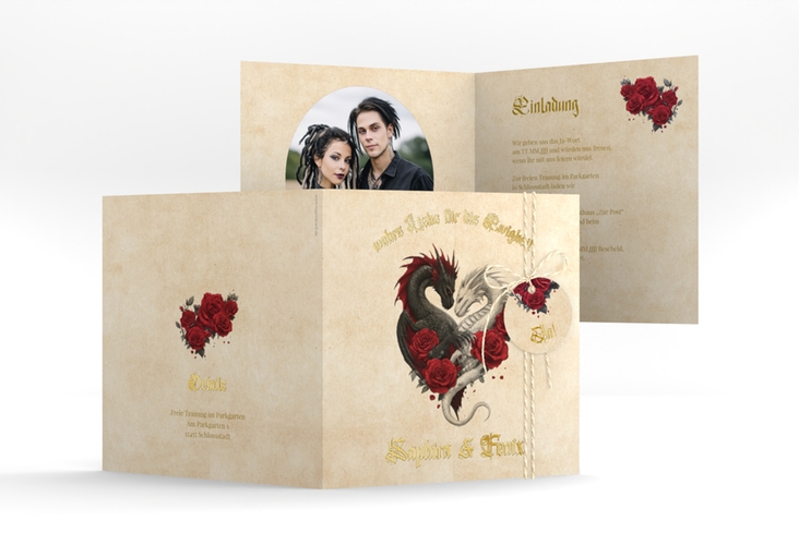 Hochzeitseinladung Drachenliebe quadr. Klappkarte gold mit schwarzem und weißem Drachen zu einem Herz verschlungen