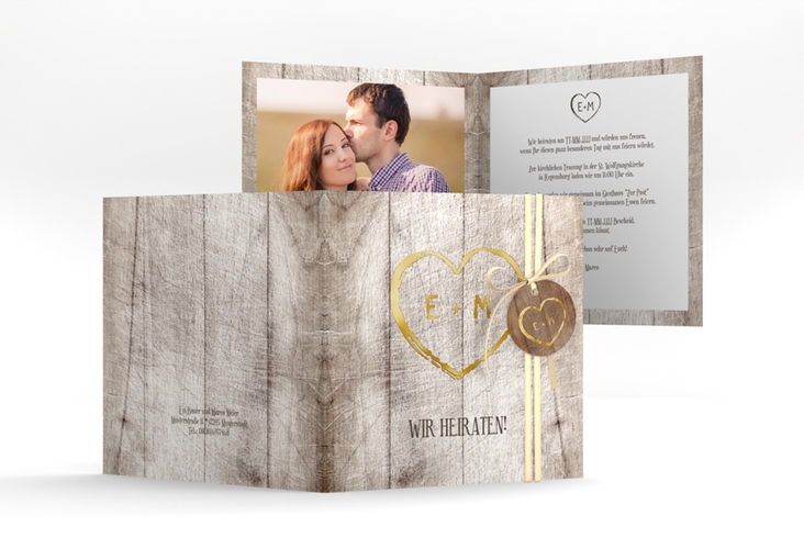 Hochzeitseinladung Wood quadr. Klappkarte gold in Holz-Optik mit Herz und Initialen