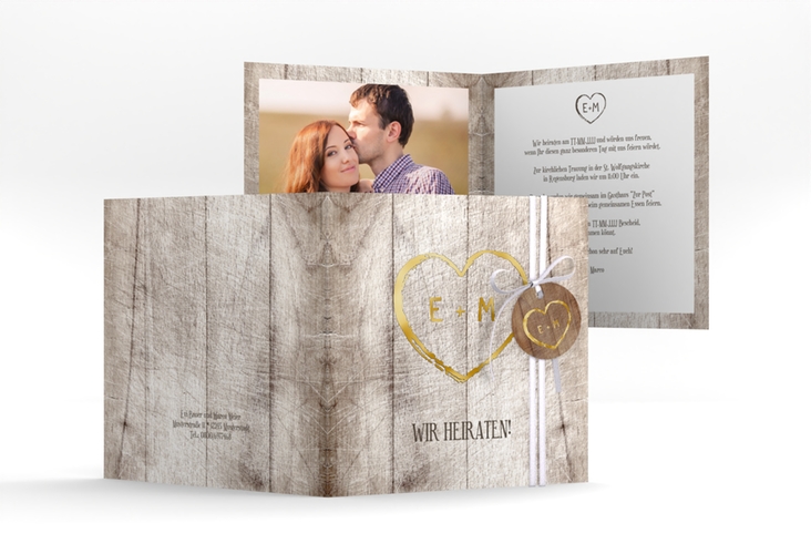 Hochzeitseinladung Wood quadr. Klappkarte gold in Holz-Optik mit Herz und Initialen