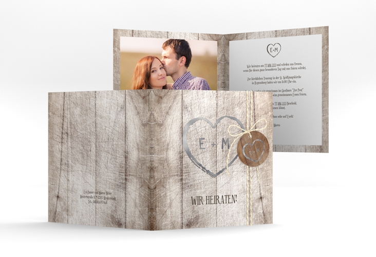 Hochzeitseinladung Wood quadr. Klappkarte silber in Holz-Optik mit Herz und Initialen