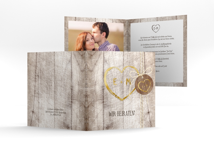 Hochzeitseinladung Wood quadr. Klappkarte gold in Holz-Optik mit Herz und Initialen