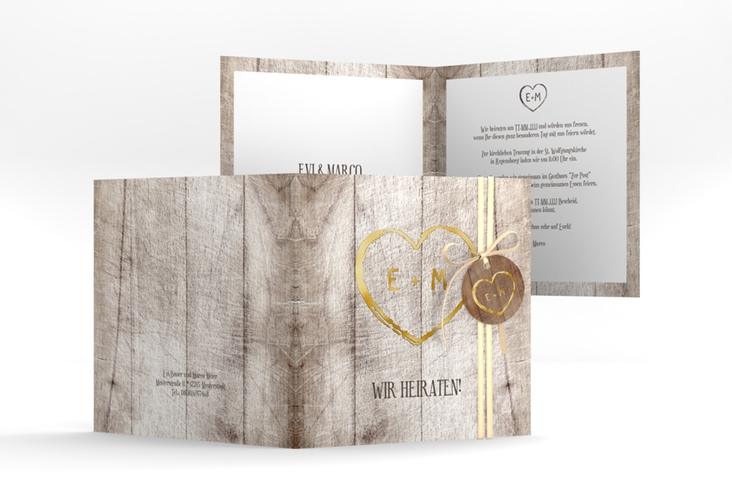 Hochzeitseinladung Wood quadr. Klappkarte gold in Holz-Optik mit Herz und Initialen