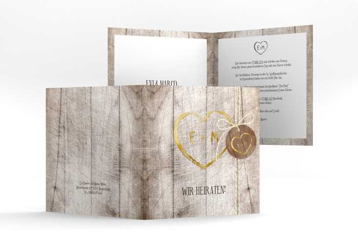 Hochzeitseinladung Wood quadr. Klappkarte gold in Holz-Optik mit Herz und Initialen