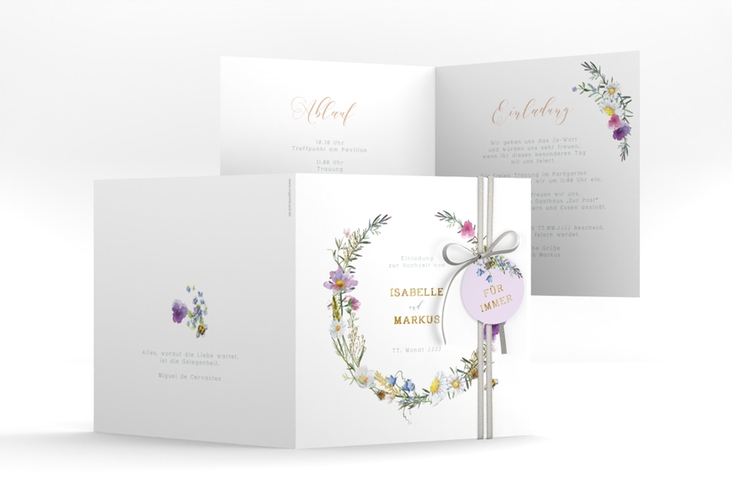 Hochzeitseinladung Blumengarten quadr. Klappkarte gold mit Blumenkranz und Hummel