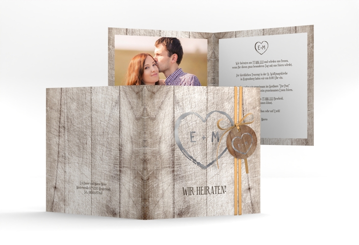 Hochzeitseinladung Wood quadr. Klappkarte silber in Holz-Optik mit Herz und Initialen