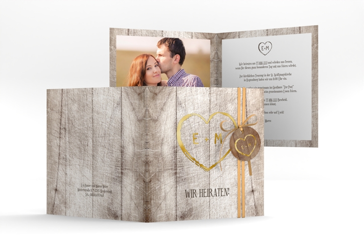 Hochzeitseinladung Wood quadr. Klappkarte gold in Holz-Optik mit Herz und Initialen