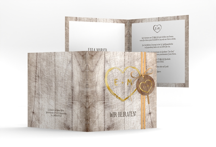 Hochzeitseinladung Wood quadr. Klappkarte gold in Holz-Optik mit Herz und Initialen