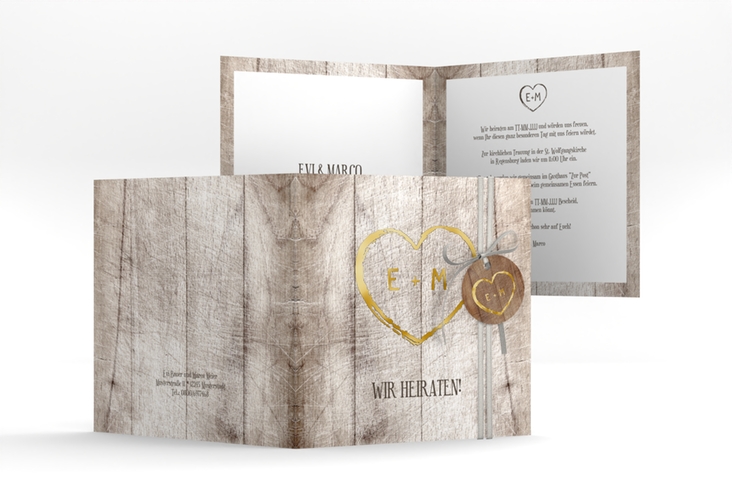 Hochzeitseinladung Wood quadr. Klappkarte gold in Holz-Optik mit Herz und Initialen
