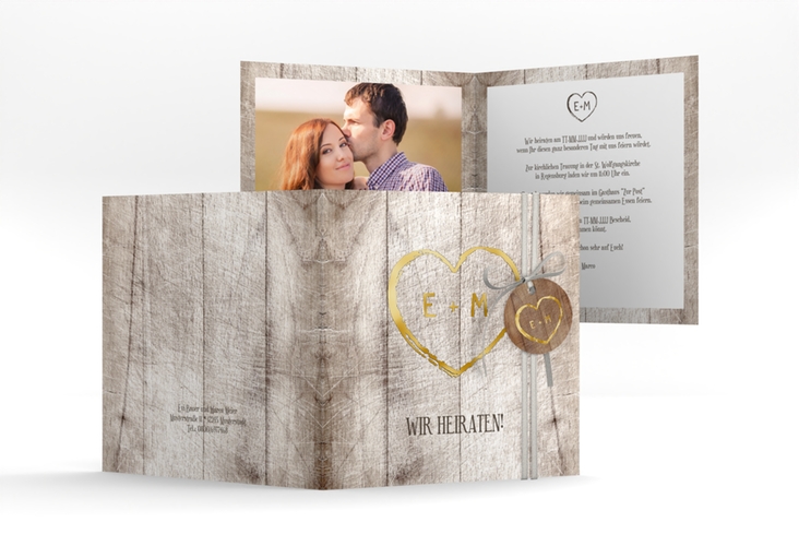 Hochzeitseinladung Wood quadr. Klappkarte gold in Holz-Optik mit Herz und Initialen