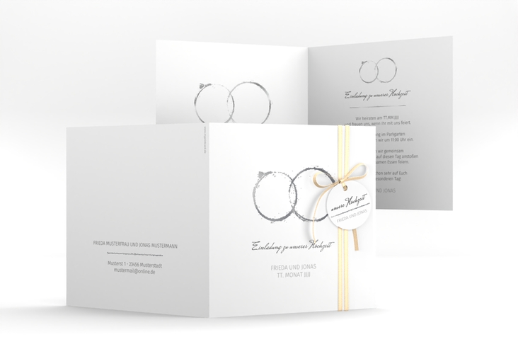 Hochzeitseinladung Trauringe quadr. Klappkarte grau silber minimalistisch gestaltet mit zwei Eheringen