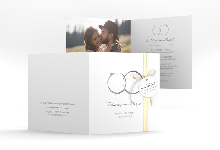 Hochzeitseinladung Trauringe quadr. Klappkarte grau silber minimalistisch gestaltet mit zwei Eheringen