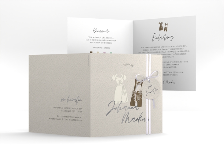 Hochzeitseinladung Trachtenhochzeit quadr. Klappkarte beige silber mit Dirndl und Lederhose