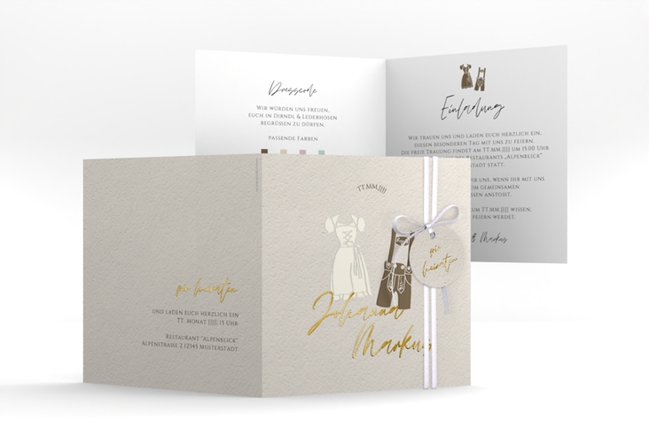 Hochzeitseinladung Trachtenhochzeit quadr. Klappkarte beige gold mit Dirndl und Lederhose