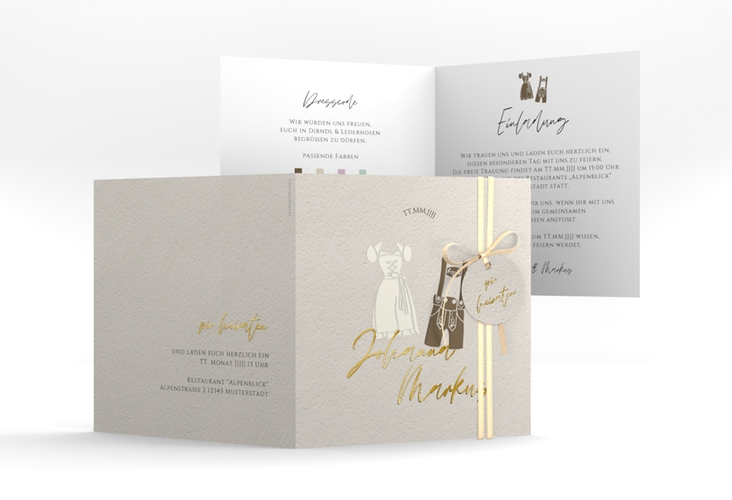 Hochzeitseinladung Trachtenhochzeit quadr. Klappkarte beige gold mit Dirndl und Lederhose