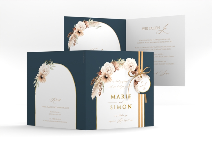Hochzeitseinladung Blumenbogen quadr. Klappkarte blau gold mit Trockenblumen und Pampasgras