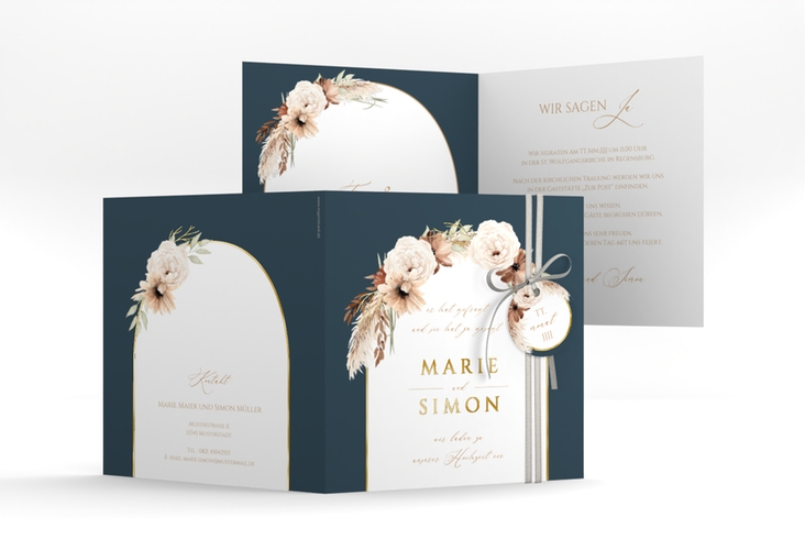 Hochzeitseinladung Blumenbogen quadr. Klappkarte blau gold mit Trockenblumen und Pampasgras