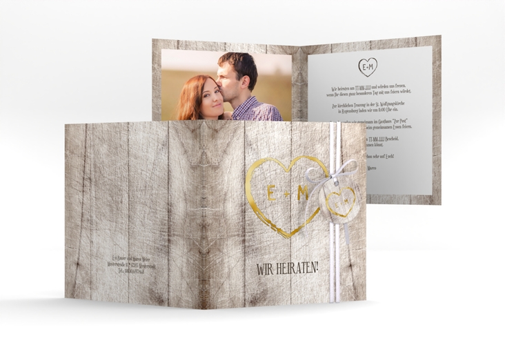 Hochzeitseinladung Wood quadr. Klappkarte weiss gold in Holz-Optik mit Herz und Initialen