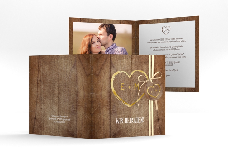 Hochzeitseinladung "Wood" quadr. Klappkarte braun gold in Holz-Optik mit Herz und Initialen