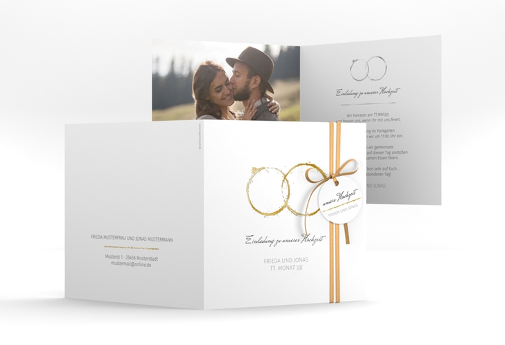 Hochzeitseinladung Trauringe quadr. Klappkarte grau gold minimalistisch gestaltet mit zwei Eheringen