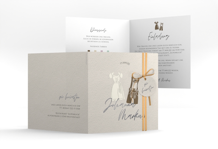 Hochzeitseinladung Trachtenhochzeit quadr. Klappkarte beige silber mit Dirndl und Lederhose