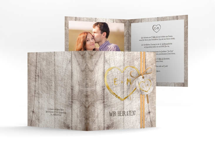 Hochzeitseinladung Wood quadr. Klappkarte weiss gold in Holz-Optik mit Herz und Initialen