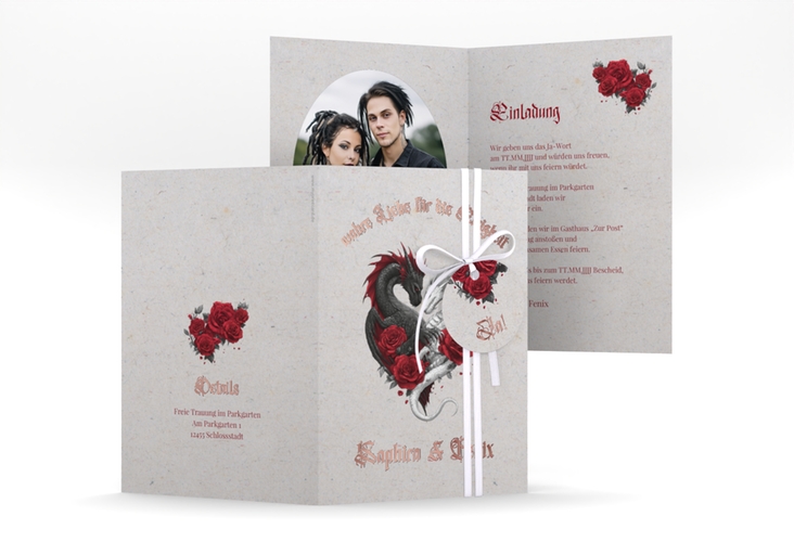 Einladungskarte Hochzeit Drachenliebe A6 Klappkarte hoch grau rosegold mit schwarzem und weißem Drachen zu einem Herz verschlungen
