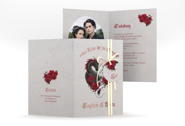 Einladungskarte Hochzeit Drachenliebe A6 Klappkarte hoch grau rosegold mit schwarzem und weißem Drachen zu einem Herz verschlungen