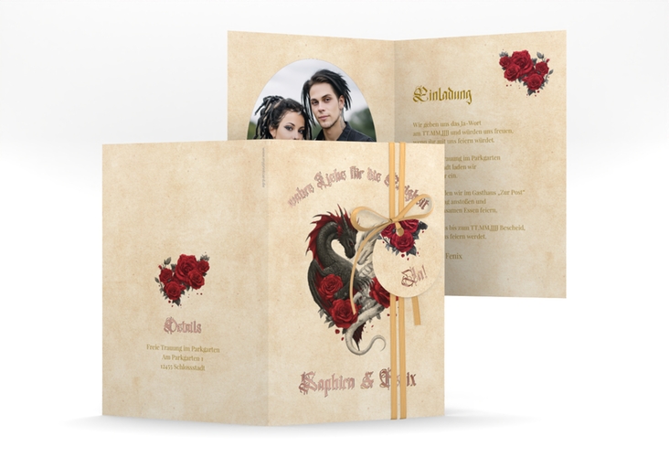 Einladungskarte Hochzeit Drachenliebe A6 Klappkarte hoch beige rosegold mit schwarzem und weißem Drachen zu einem Herz verschlungen