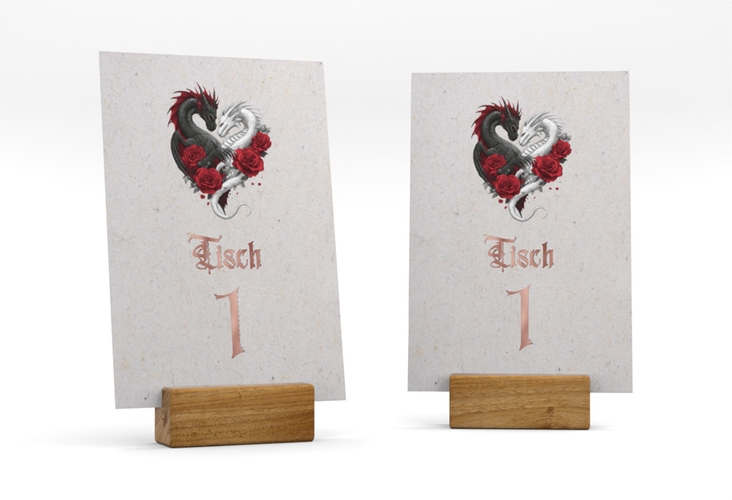 Tischnummer Hochzeit Drachenliebe Tischaufsteller grau rosegold mit schwarzem und weißem Drachen zu einem Herz verschlungen
