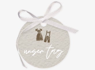 Geschenkanhänger Hochzeit Trachtenhochzeit Geschenkanhänger, rund beige mit Dirndl und Lederhose