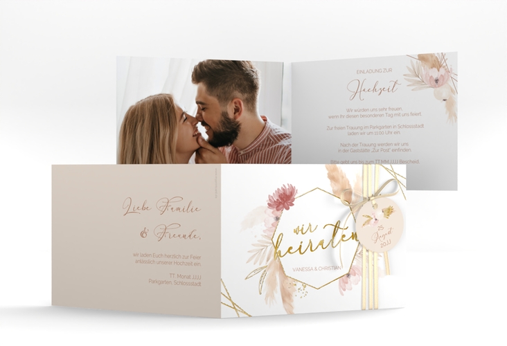 Hochzeitseinladung Bohostyle A6 Klappkarte quer beige gold mit Pampasgras in Aquarell